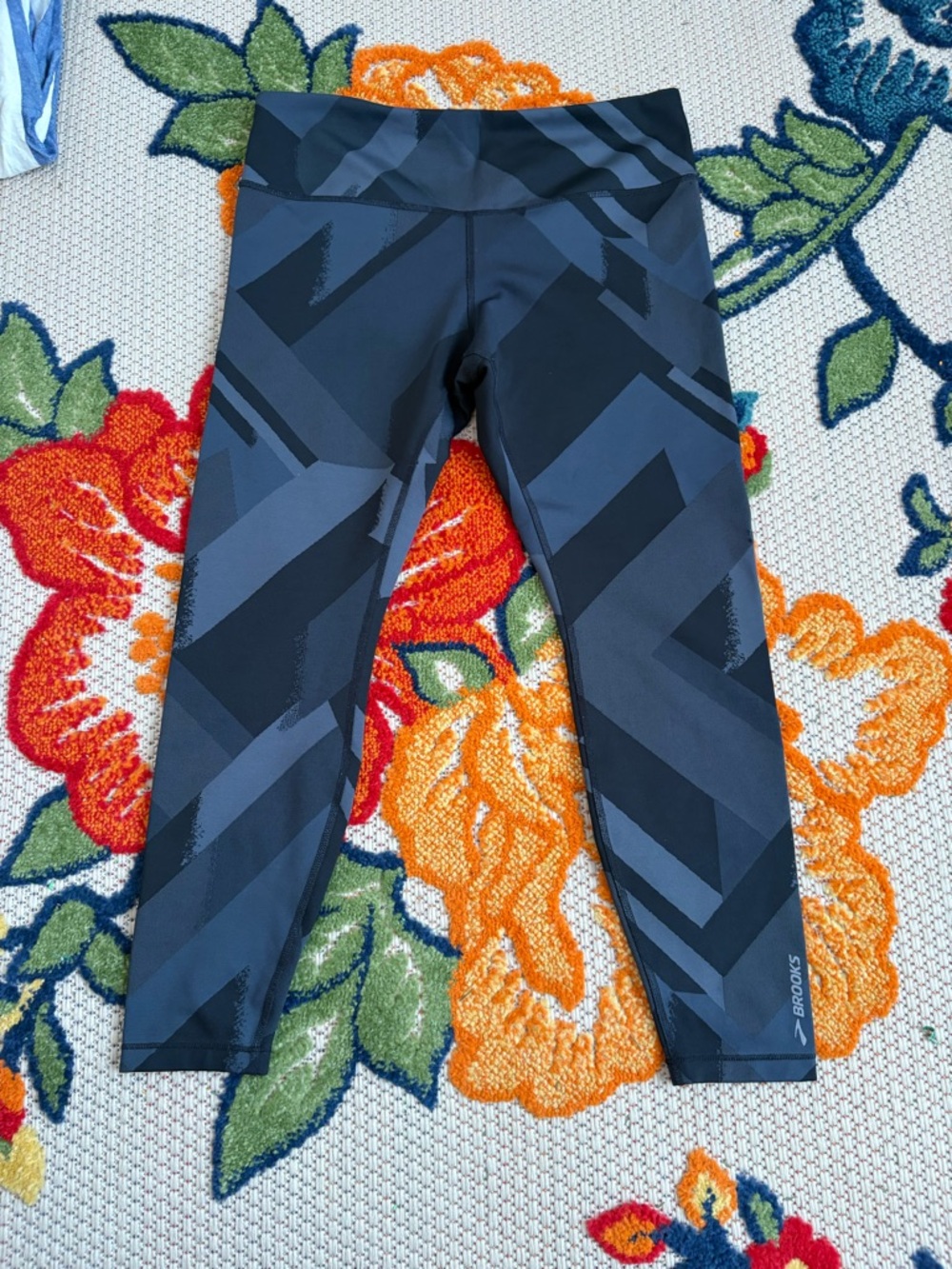 Brooks Black & Dark Gray Geometric Capri Leggings